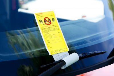 業務時間中の駐車違反は損金可能？